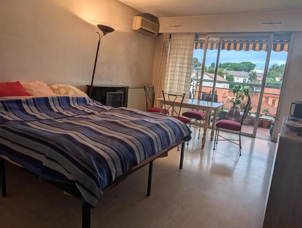 4 People, 15 Minutes From Cannes لو كانيت شقة